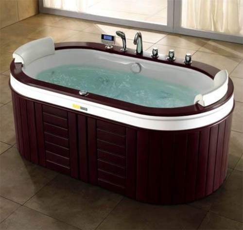 Hydra Freestanding Whirlpool Bath With Oak Surround. 1930x1080.