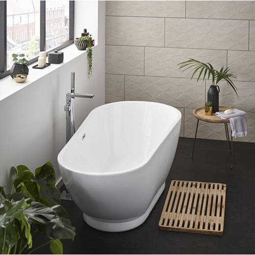 Example image of Hydra Esposito 2 Bathroom Suite With 1700x810mm Freestanding Bath.